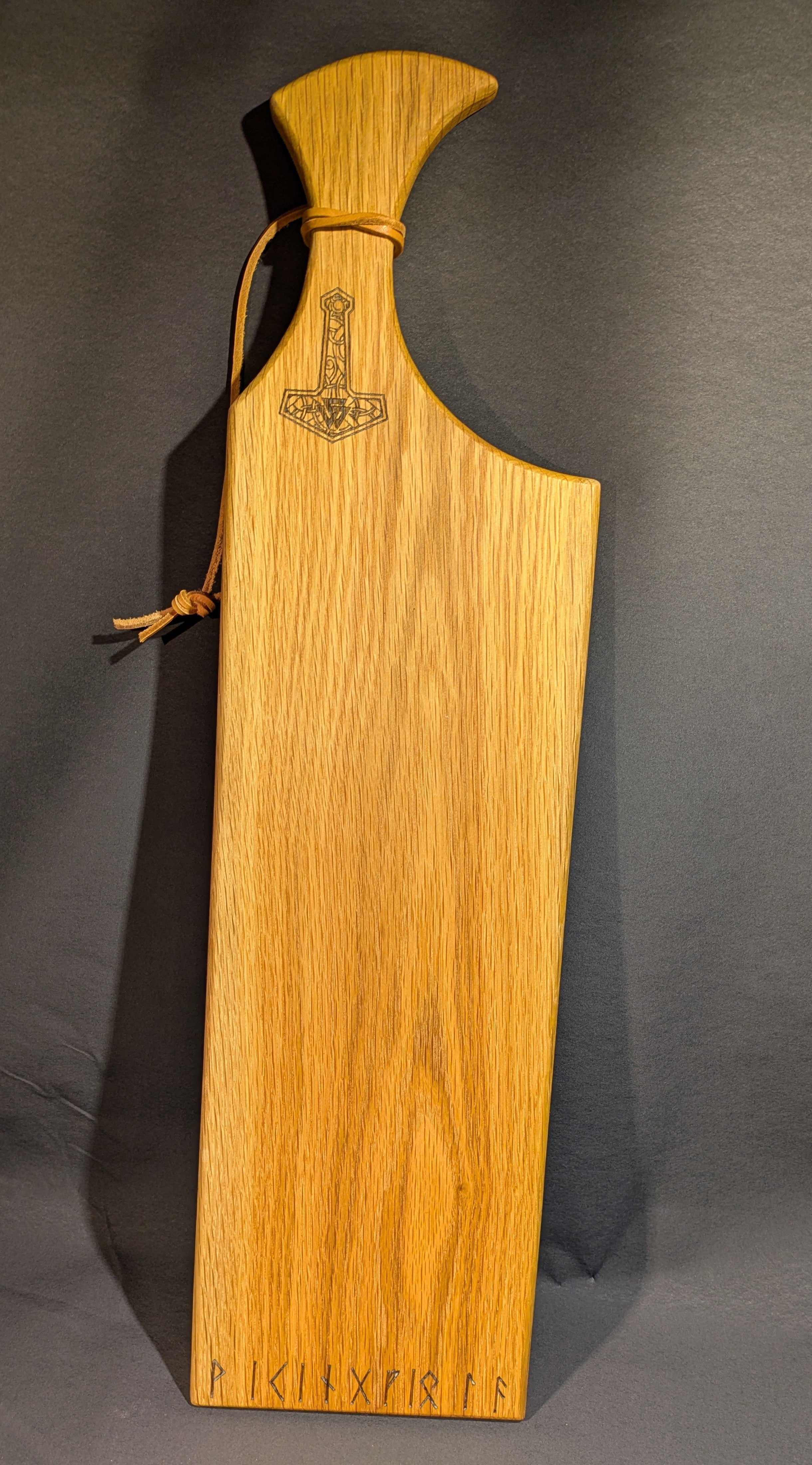 Lang vikinginspirert fjøl av eik